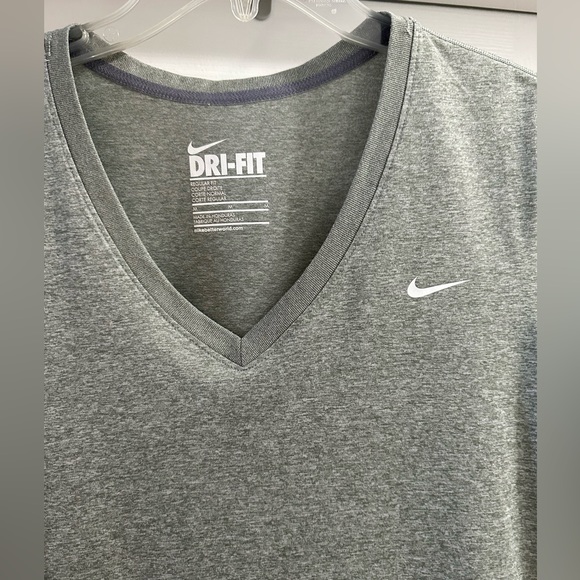 Women’s Nike t-shirt size medium - Picture 3 of 5